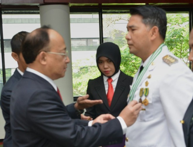 Gubernur Lemhanas menyematkan tanda peserta kepada Walikota Jambi SY Fasha
